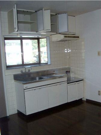 Kitchen. Kitchen with a bay window is bright, Ventilation is good.