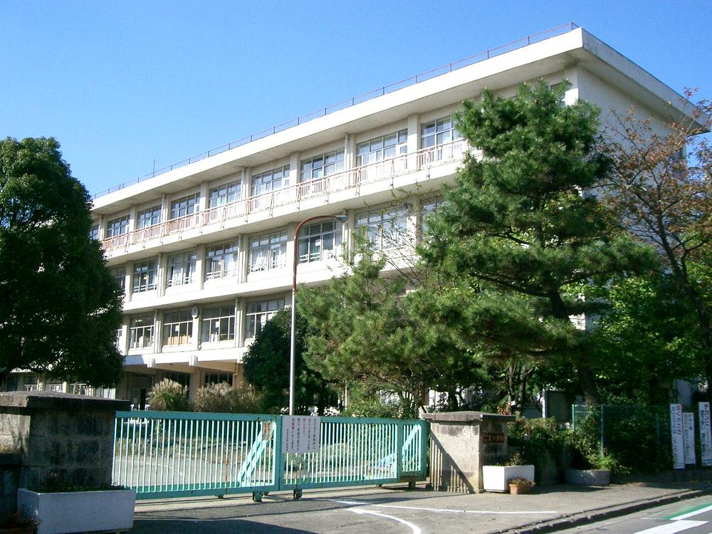 Primary school. Tokorozawa Tatsuizumi to elementary school 1114m
