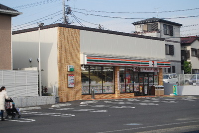 Convenience store. Seven-Eleven (convenience store) up to 100m