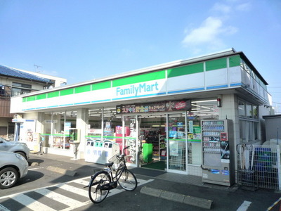 Convenience store. 600m to Family Mart (convenience store)