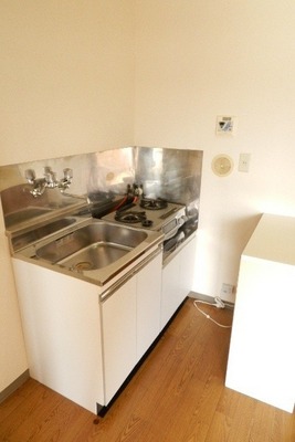 Kitchen. Gas stove 2 burners installed already!
