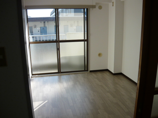 Other room space. Dining next to the Western-style 6 quires