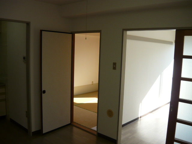 Other room space. Western-style as seen from the dining ・ Japanese-style room