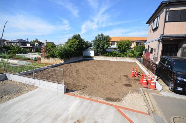 Local land photo. 38 square meters of shaping land. The building will be built in a free design. (2013 September 28 shooting)