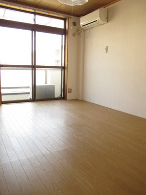 Living and room. Western-style 6 Pledge
