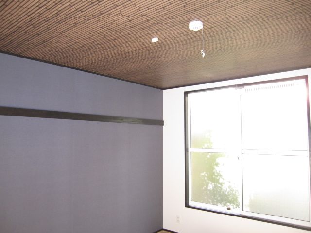 Living and room. Attention on the ceiling of the Japanese-style room ・ bamboo