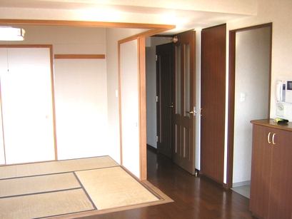 Other room space. 5.6 tatami Japanese-style rooms are spacious and open the sliding door