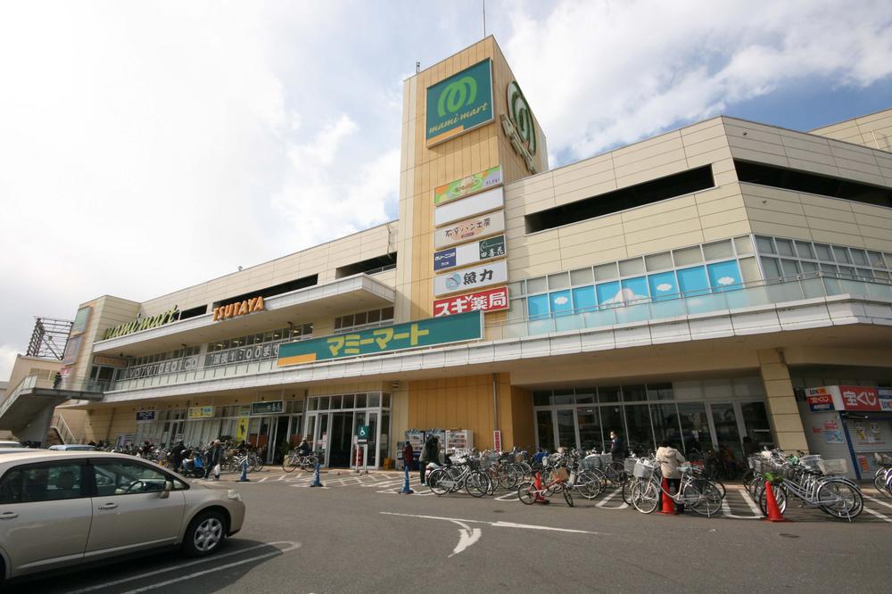 Supermarket. Mamimato up during business until 80m 23, pharmacy, There also eat-in space is safe.