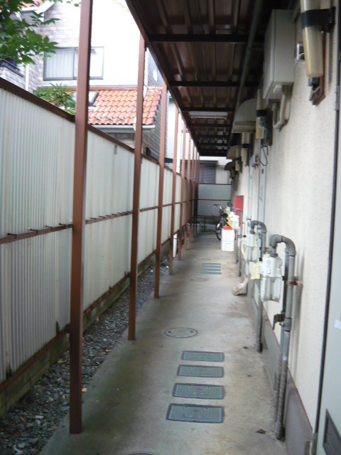 Other common areas. Shared hallway. Safely in a residential area since the blindfold boat also.