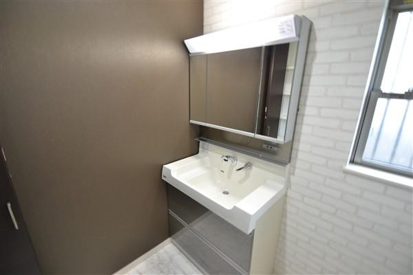 Wash basin, toilet. Large vanity
