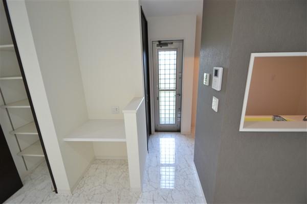 Living. counter ・ Things enter with a living