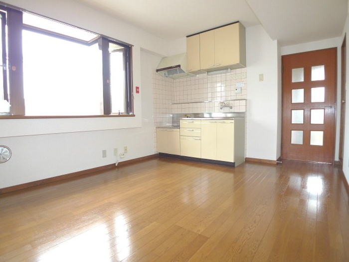 Kitchen. Bright corner room