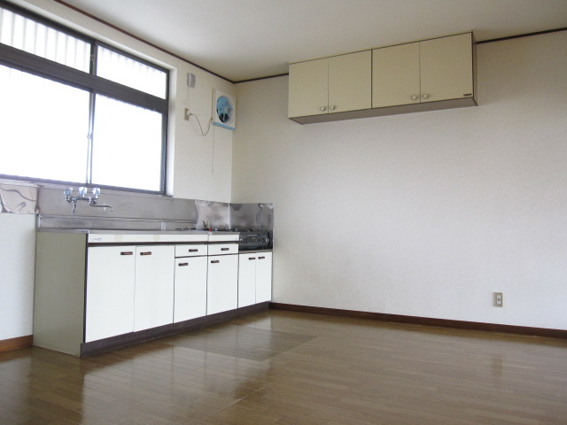 Living and room. There is also a Tsuridana The spacious 10 quires of LDK.