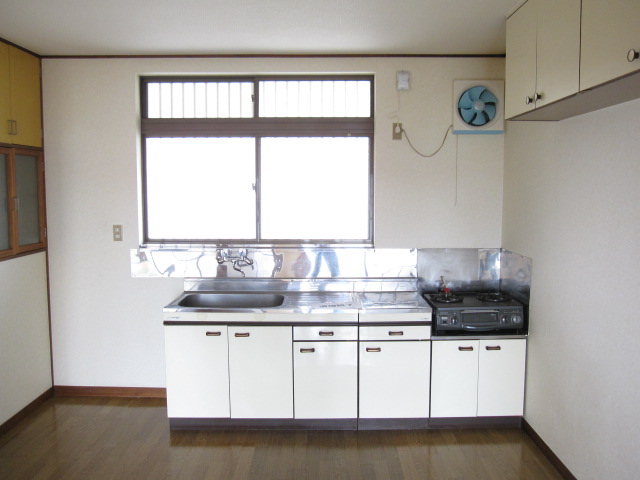 Kitchen. Two-burner gas stove installation Allowed, A window kitchen.
