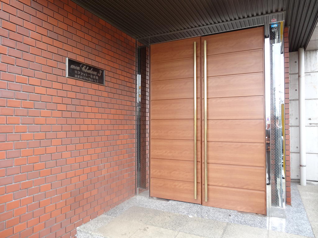 Entrance. A profound feeling brick tiled entrance