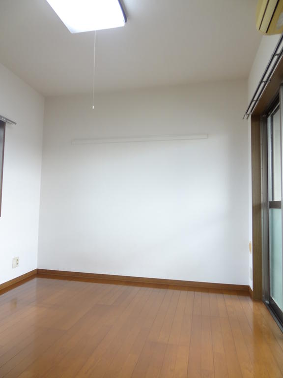 Living and room. Full of clean flooring