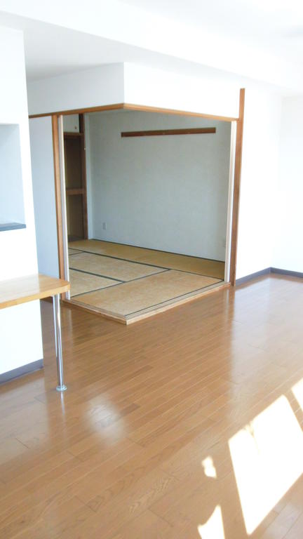 Other room space. You can also use by connecting with living in a Japanese-style room door open, Tatami will be replaced with a new one