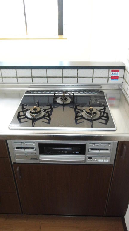 Kitchen. Your easy-to-clean flat gas stove