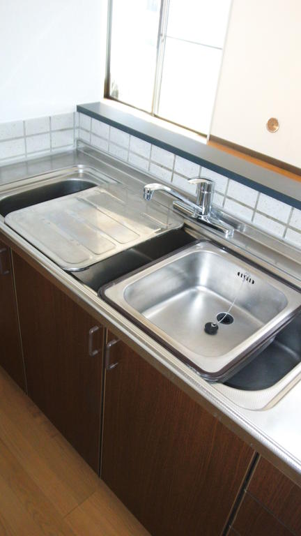 Kitchen. Easy-to-use slide sink ・ Draining board