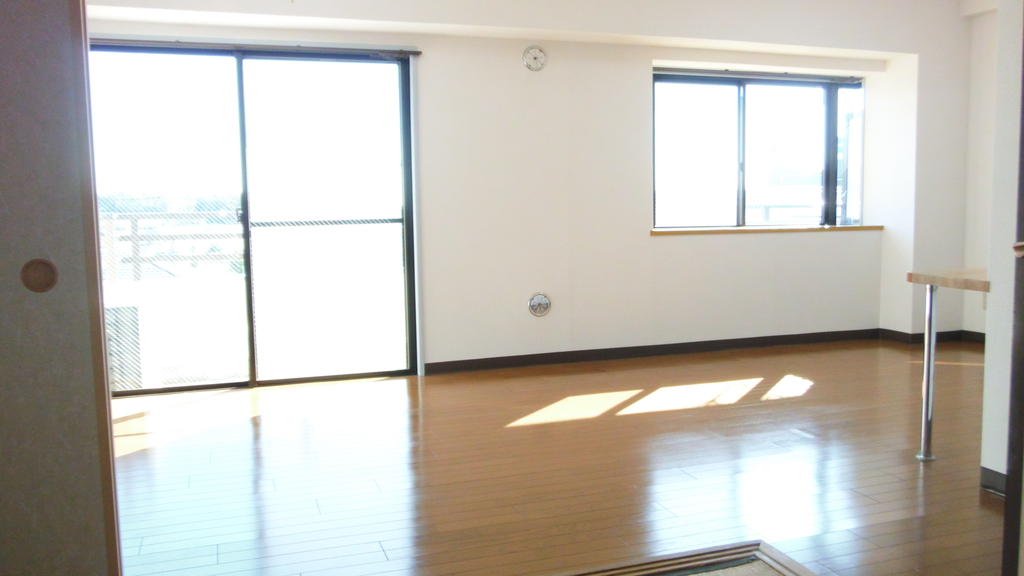 Living and room. South-facing day ・ Good view