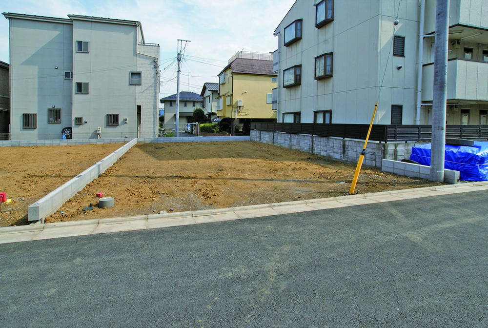 Local land photo. North and South is a two-sided road surface.