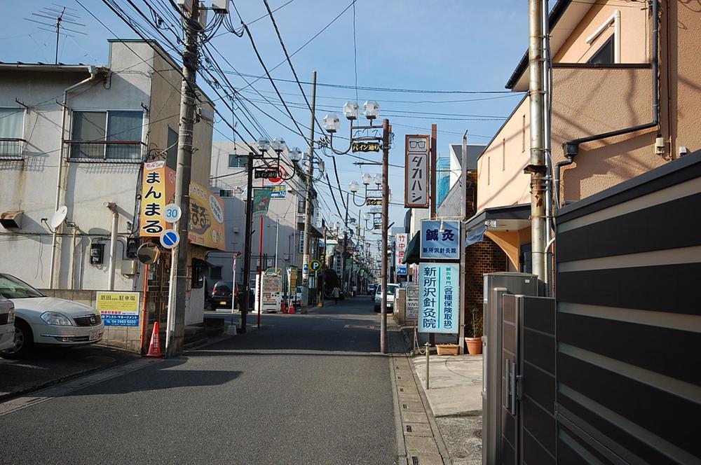 Streets around. There is a restaurant street toward the 320m station to the restaurant district, Also lost shops of eating out. 