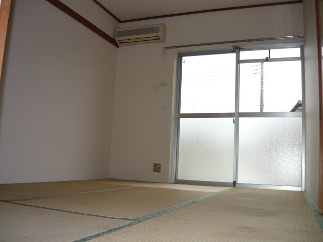 Other room space. 6-mat Japanese-style room is bright there is a sweep-out window.