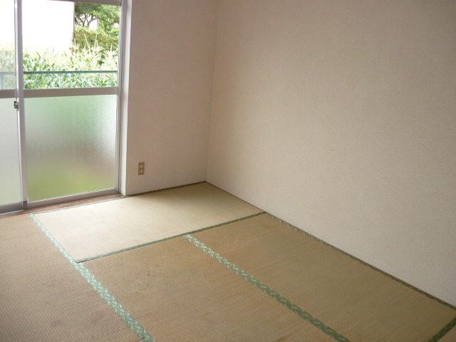 Other room space. 6-mat Japanese-style room. Even living in the kitchen next to ◎