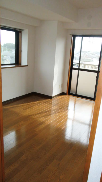 Living and room. Corner room two-sided lighting