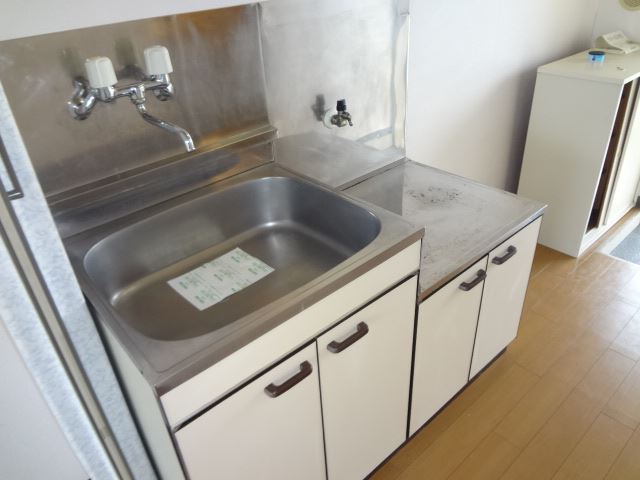 Kitchen. Gas stove can be installed