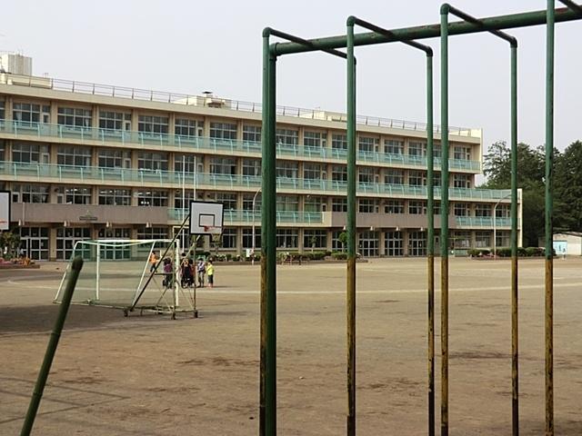 Primary school. 920m until Lin Elementary School