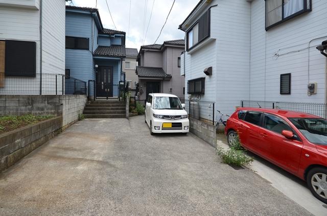 Local appearance photo. Car space There are two cars, Since there is no block in the boundary between east adjacent land, It is also comfortably get in and out of the garage and car.