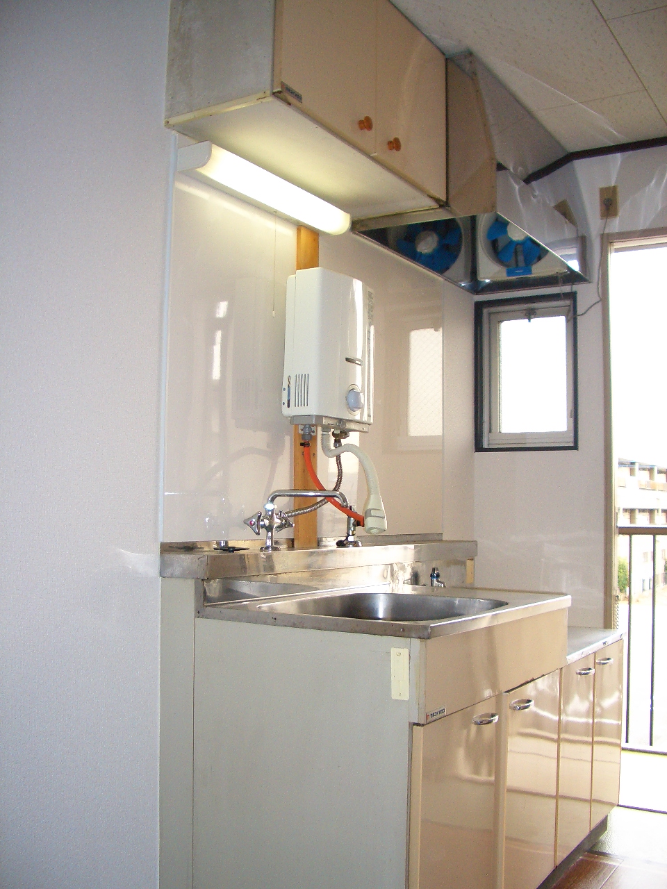 Kitchen. Two-burner gas stove can be installed