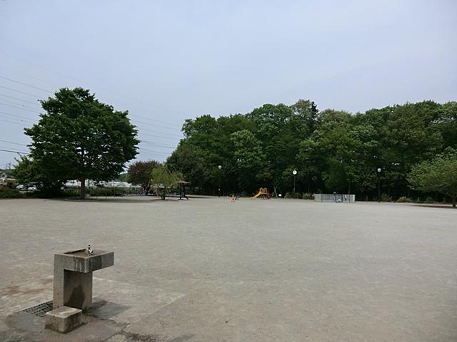 park. 480m to the North and Central Park