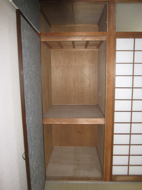 Receipt. 6-mat Japanese-style closet. Convenient for seasonal goods replacement with the upper closet