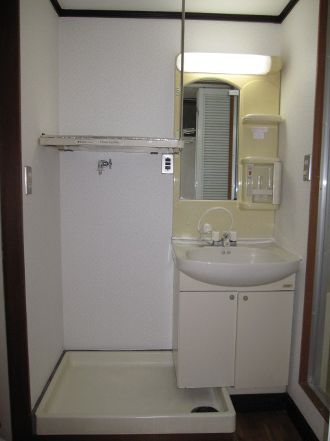 Washroom. Independent wash basin ・ There is storage room washing machine
