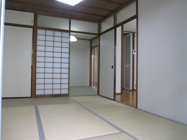 Other room space. 6-mat Japanese-style room. Bright living room on the veranda surface. There closet