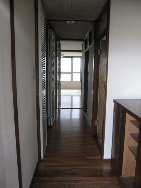 Entrance. Entrance with a cupboard. There is also a worry when the visitor corridor