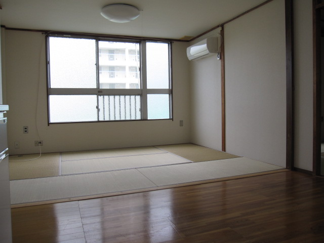 Other room space. 6-mat Japanese-style room. Even living continue with kitchen ◎