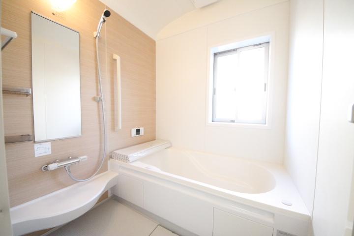 Bathroom. Barrier-free, With handrail, Is the type that can sitz bath. 