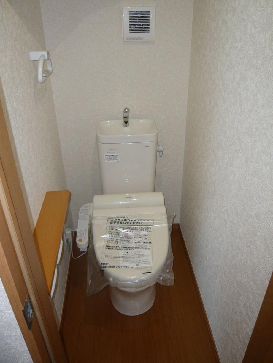 Toilet. 1F toilet