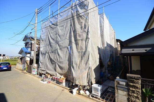 Local appearance photo. Newly built single-family to be born in a good living environment lined with detached. Car space can park up to two depending on the model. (2013 December 6 shooting)
