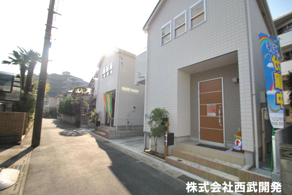 Local photos, including front road. Local appearance photo