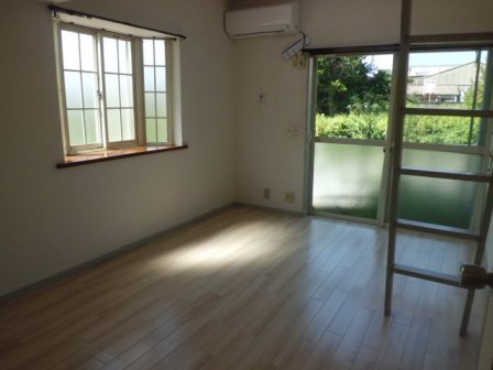 Other room space. 6 Pledge Western-style. Flooring, Bright two-plane daylight.