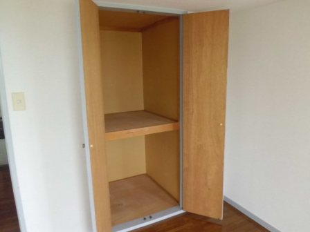 Receipt. Western-style housing. It is a reasonable size to living alone.