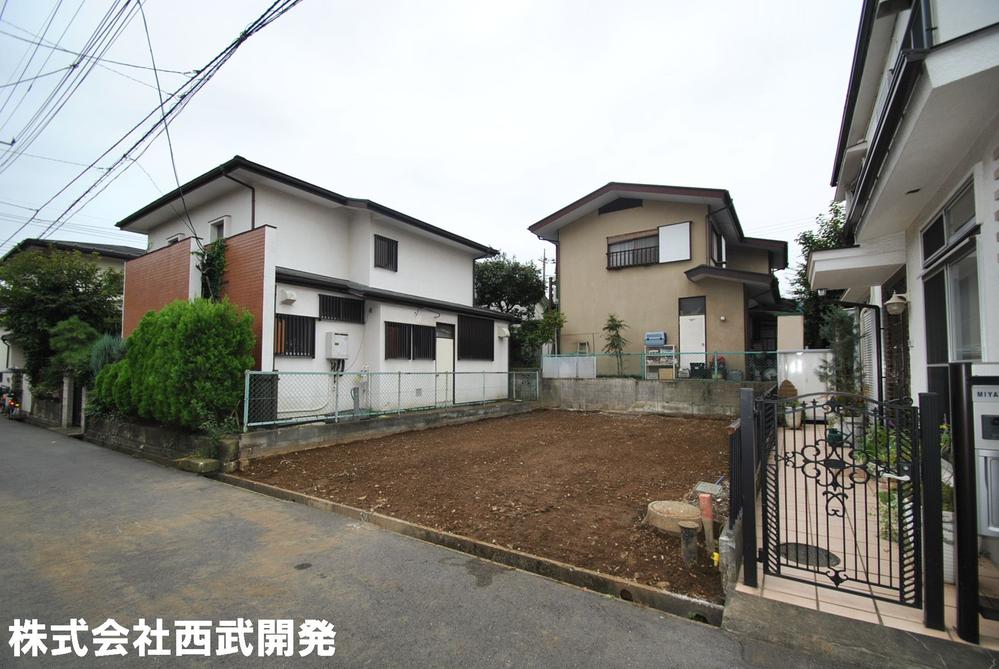 Local photos, including front road. Local appearance photo