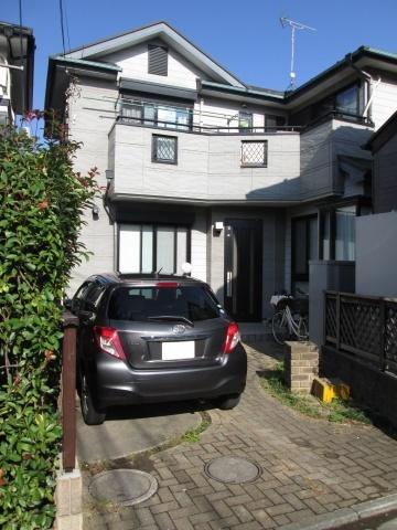Local appearance photo. There is a large car space.