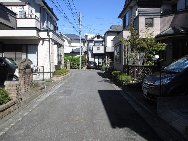 Local photos, including front road. Local entire surface of the road about 4.2m.