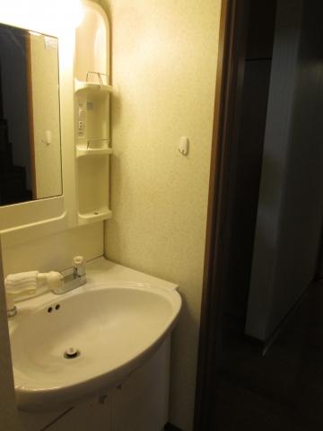 Wash basin, toilet. Independent wash basin.