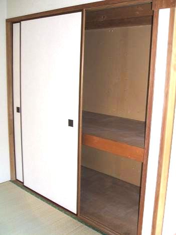 Receipt. Japanese-style closet. Because there is 1 between the amount, You can stored securely